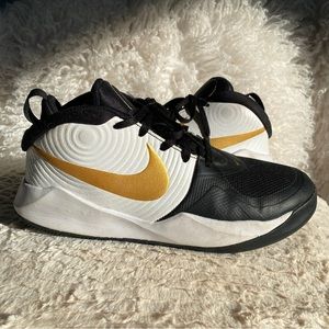 Nike Grade School Team Hustle D9 Basketball shoes
